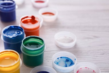 Sanatçı işyeri. Renk guaj kavanoz ve kopya alanı Beyaz ahşap zemin üzerine Akrilik boyalar