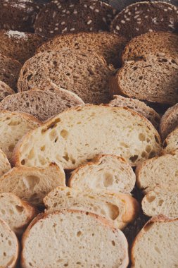 Dilimlenmiş ekmek degrade arka plan. Ekmek pasta ve bakkal kavramı. Çavdar ve beyaz somun türlü ahşap üzerine dilimlenmiş taze, sağlıklı bütün tahıl