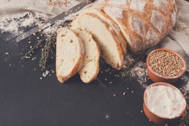 Fırın arka plan, siyah üzerine beyaz ekmek dilimlenmiş. Unu ve tahıl kopya alanı ile