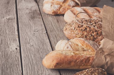 Ekmek rustik ahşap arka plan. Fırın kavramı kopya alanı ile