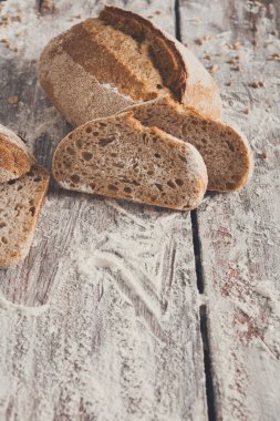 Çavdar ekmeği, ekmek arka plan üzerinde rustik ahşap, portre, dilimlenmiş Kopyala yer