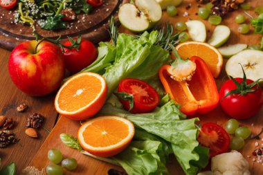 Taze sebze ve meyveler rustik ahşap arka plan desen. Sağlıklı vejetaryen yemek. Doğal yemekler düz yatıyordu