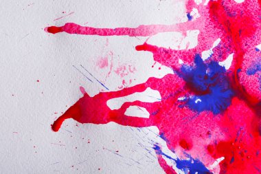 El suluboya arka plan boyalı. Kağıt dokusu üzerinde kırmızı ve mavi boya su sıçramalarına. Modern Sanat zemin ile kopya alanı, üstten görünüm