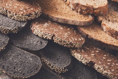 Siyah ekmek degrade arka plan dilimlenmiş. Ekmek pasta ve bakkal kavramı. Çavdar ve beyaz somun türlü ahşap üzerine dilimlenmiş taze, sağlıklı bütün tahıl