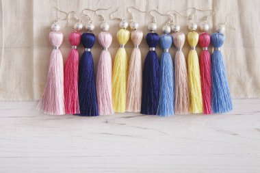 Renkli Püskül küpe ürün yelpazesine sahip. Güzel el yapımı takı kadınlar, düz için yatıyordu. Güzellik, moda, stil kavramı