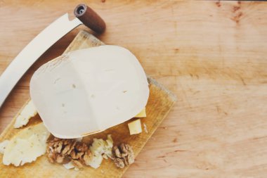 Peynir tabağı. Keçi peyniri parça ve dilim fındık, Natürmort, portre ile doğal ahşap disk üzerinde