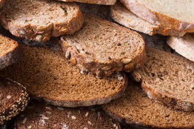 Dilimlenmiş ekmek degrade arka plan. Ekmek pasta ve bakkal kavramı. Çavdar ve beyaz somun türlü ahşap üzerine dilimlenmiş taze, sağlıklı bütün tahıl