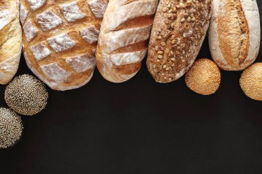 Fırın arka plan, kenarlık siyah izole ekmek sıralar. Kopya alanı ile Üstten Görünüm