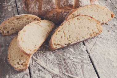 Beyaz ekmek, fırın arka plan üzerinde rustik ahşap, portre, dilimlenmiş Kopyala yer