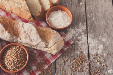 Taze beyaz ekmek arka plan kopya alanı ile üstten görünüm. Rustik ahşap ev yapımı baget somun