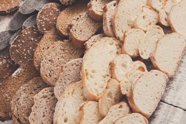 Dilimlenmiş ekmek degrade arka plan. Ekmek pasta ve bakkal kavramı. Çavdar ve beyaz somun türlü ahşap üzerine dilimlenmiş taze, sağlıklı bütün tahıl