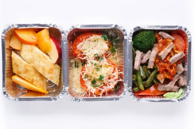 Beyaz arka planda beslenme çantalarındaki sağlıklı yiyecekler. Doğru konsepti yiyorum. Günlük taze diyet yemek teslimatı. Sebze, et ve meyve. Beyaz arkaplan, düz yatış, kopyalama alanı