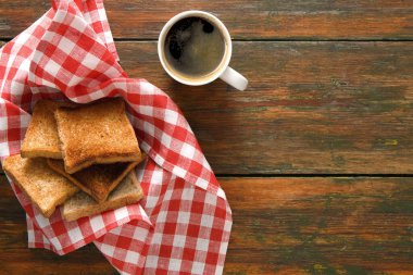 Kahvaltı arka plan, tost ve kahve rustik ahşap, en iyi kopya alanı görünümle. Espresso ve ekmek