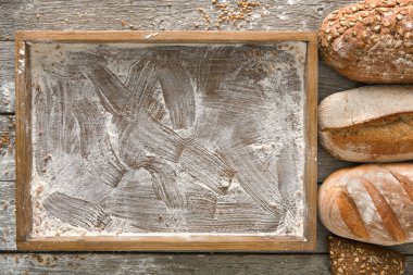 Ekmek fırın arka plan, kopya alanı ile ahşap tepsi Üstten Görünüm