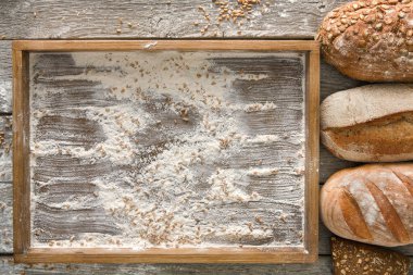 Ekmek fırın arka plan, kopya alanı ile ahşap tepsi Üstten Görünüm