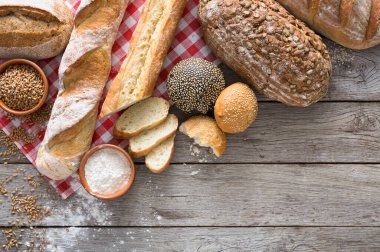 Taze beyaz ekmek arka plan kopya alanı ile üstten görünüm. Rustik ahşap ev yapımı baget somun