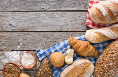 Taze beyaz ekmek arka plan kopya alanı ile üstten görünüm. Rustik ahşap ev yapımı baget somun