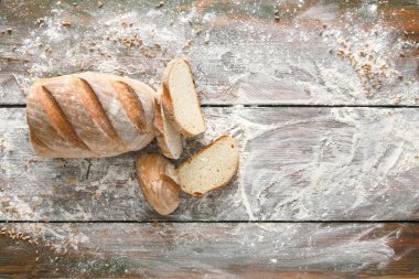 Ekmek pasta ve bakkal arka plan. Un, üstten görünüm, serpilir ahşap masa üzerinde baget dilimlenmiş alay için pasta pecipe, kopya alanı