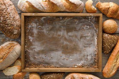 Ekmek fırın çerçeve arka plan, kopya alanı ile ahşap tepsi Üstten Görünüm