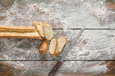 Ekmek pasta ve bakkal arka plan. Kesme baget, rustik ahşap üzerine Üstten Görünüm