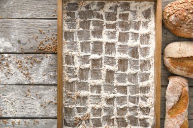 Ekmek fırın arka plan, ahşap tepsi üstten görünüm kopya alanı ile. Damalı deseni