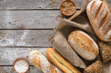 Taze beyaz ekmek arka plan kopya alanı ile üstten görünüm. Rustik ahşap ev yapımı baget somun