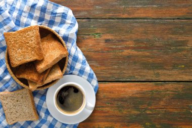 Kahvaltı arka plan, tost ve kahve rustik ahşap, en iyi kopya alanı görünümle. Espresso ve ekmek