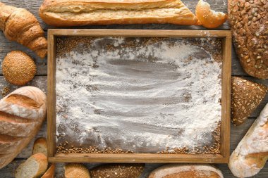 Ekmek fırın arka plan, kopya alanı, ahşap üzerine un ile ahşap tepsi Üstten Görünüm