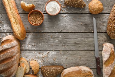 Taze beyaz ekmek çerçeve arka plan, kopya alanı ile üstten görünüm. Rustik ahşap ev yapımı baget somun