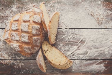 Ekmek pasta ve bakkal arka plan. Un, üstten görünüm, serpilir ahşap masa üzerinde baget dilimlenmiş alay için pasta pecipe, kopya alanı