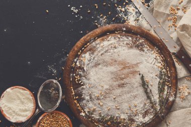 Arka plan pişirme, gemide ihbarı un. Ekmek pasta ve evde ekmek yapma kavramı. Kopya alanı