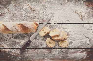 Ekmek pasta ve bakkal arka plan. Kesme baget, rustik ahşap üzerine Üstten Görünüm