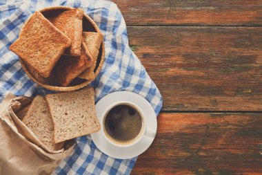Kahvaltı arka plan, tost ve kahve rustik ahşap, en iyi kopya alanı görünümle. Espresso ve ekmek