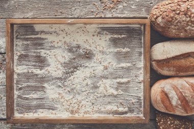 Ekmek fırın arka plan, kopya alanı ile ahşap tepsi Üstten Görünüm