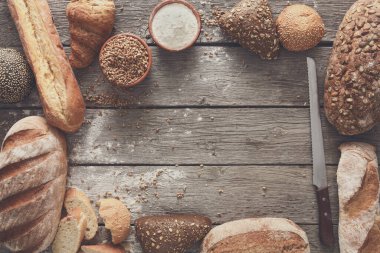 Taze ekmek çerçeve arka plan, kopya alanı ile üstten görünüm. Rustik ahşap ev yapımı baget somun