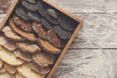 Dilimlenmiş ekmek degrade arka plan ağaç on türlü. Ekmek pasta ve bakkal kavramı. Siyah, çavdar ve beyaz somun