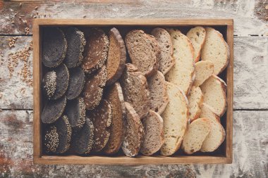 Ekmek, ekmek degrade arka plan ağaç on. Bakkal kavramı kopya alanı ile. Siyah, çavdar ve beyaz somun