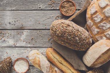 Taze beyaz ekmek arka plan kopya alanı ile üstten görünüm. Rustik ahşap ev yapımı baget somun