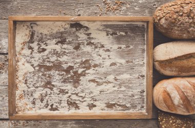 Ekmek fırın arka plan, kopya alanı ile ahşap tepsi Üstten Görünüm