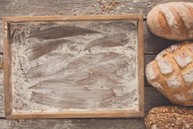 Ekmek fırın arka plan, kopya alanı ile ahşap tepsi Üstten Görünüm