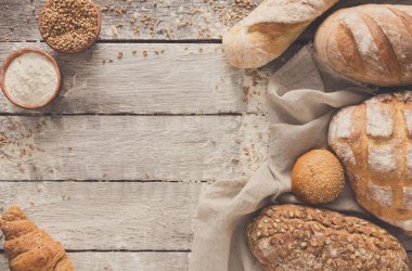 Taze beyaz ekmek arka plan kopya alanı ile üstten görünüm. Rustik ahşap ev yapımı baget somun