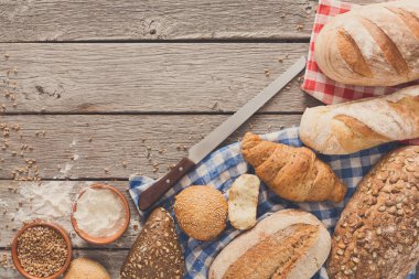 Taze ekmek arka plan kopya alanı ile üstten görünüm. Ev yapımı baget ve rustik ahşap üzerine siyah somun