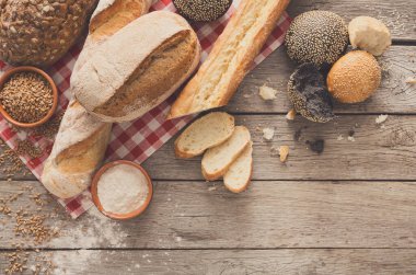 Taze ekmek arka plan kopya alanı ile üstten görünüm. Rustik ahşap ev yapımı baget somun