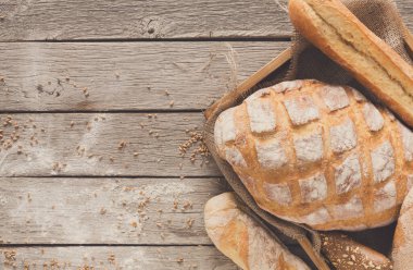 Taze büyük ekmek arka plan kopya alanı ile üstten görünüm. Rustik ahşap ev yapımı baget somun