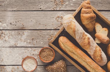 Taze beyaz ekmek arka plan kopya alanı ile üstten görünüm. Rustik ahşap ev yapımı baget somun