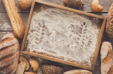 Ekmek fırın arka plan, kopya alanı ile ahşap tepsi Üstten Görünüm