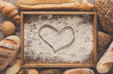 Ekmek fırın arka plan, kalp ve kopya alanı ile ahşap tepsi Üstten Görünüm