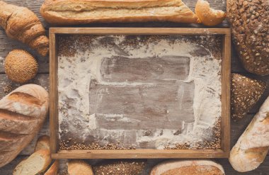 Ekmek fırın çerçeve arka plan, kopya alanı ile ahşap tepsi Üstten Görünüm