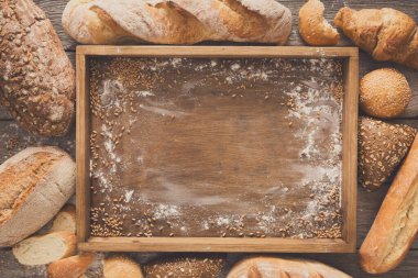 Ekmek fırın çerçeve arka plan, kopya alanı ile ahşap tepsi Üstten Görünüm