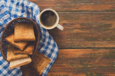 Kahvaltı arka plan, tost ve kahve rustik ahşap, en iyi kopya alanı görünümle. Espresso ve ekmek